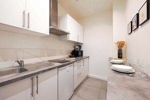 Réfrigérateur, micro-ondes, plaque de cuisson, cafetière/bouilloire