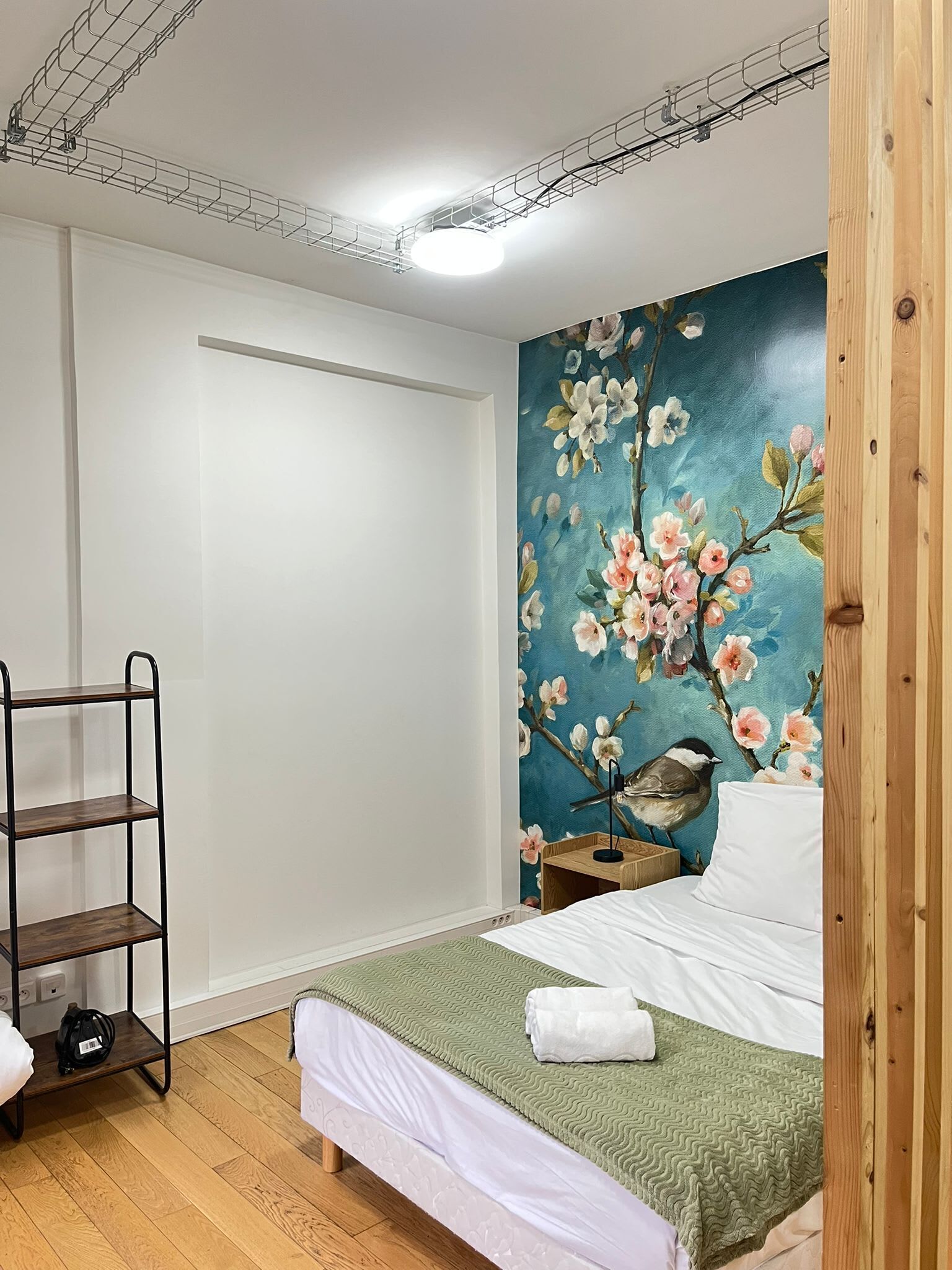 Silitysrauta/-lauta, Wi-Fi, vuodevaatteet