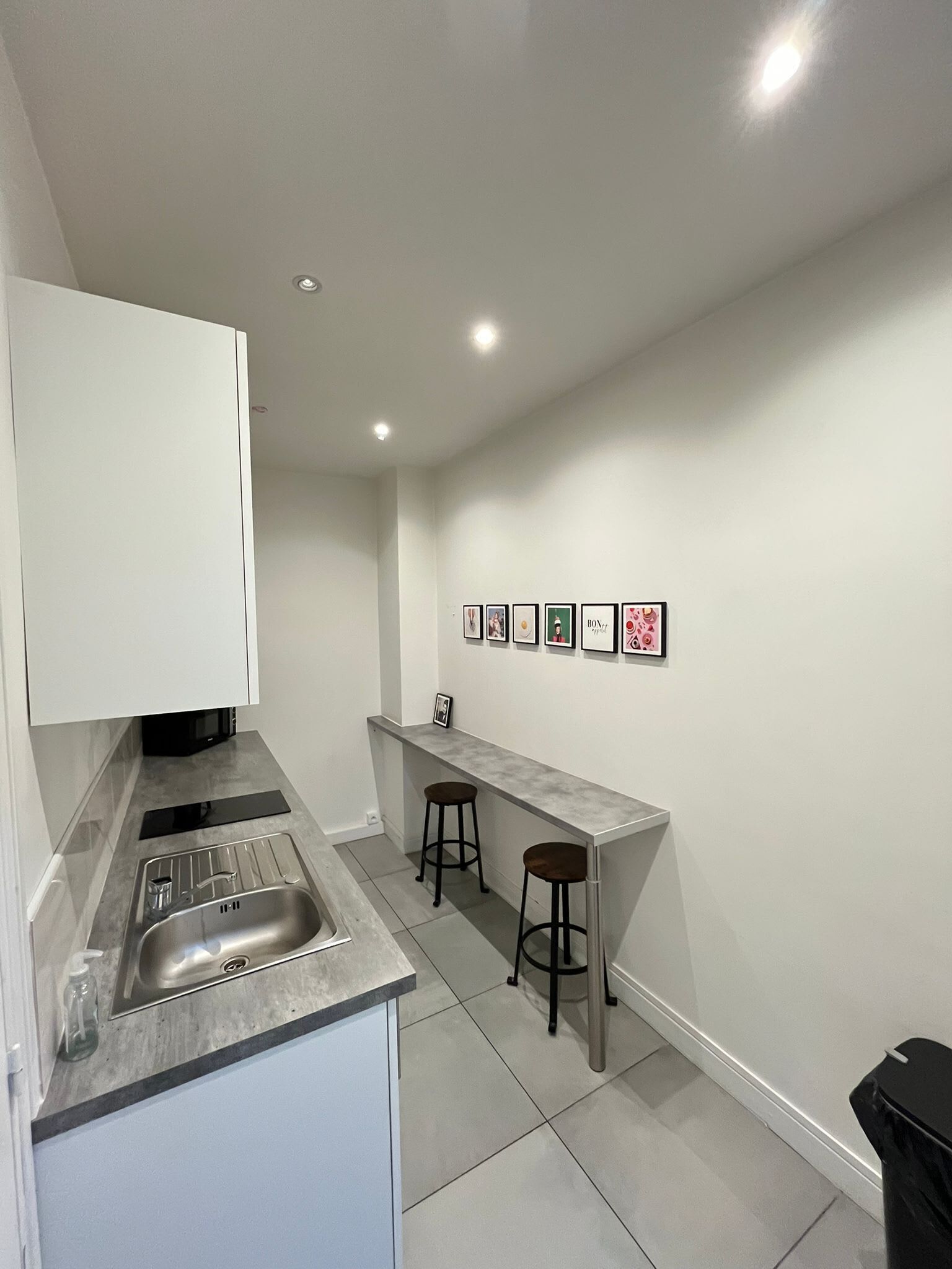 冷蔵庫、電子レンジ、コンロ、コーヒー / ティーメーカー