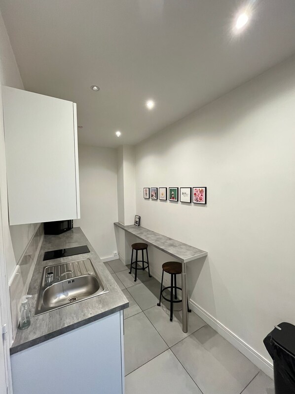 Fridge, microwave, stovetop, coffee/tea maker