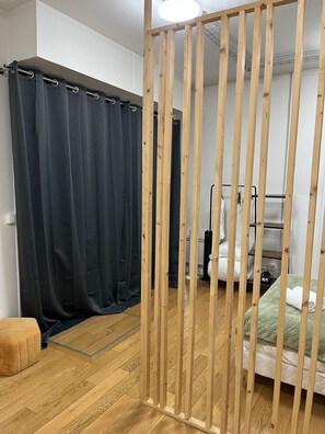 Iron/ironing board, WiFi, bed sheets