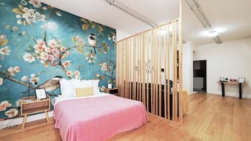 Tabla de planchar con plancha, wifi y ropa de cama