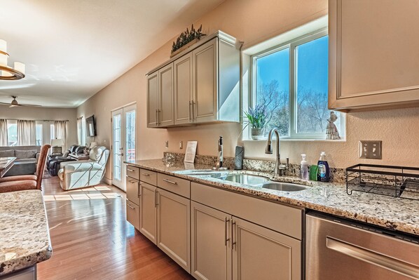 Coffee/tea maker, cookware/dishes/utensils