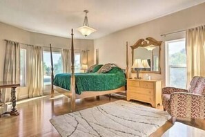 4 bedrooms, WiFi - Stunning Single-Family Home in Colorado Springs (Colorado Springs)
