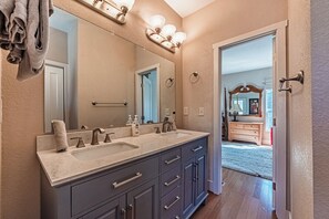 Combined shower/bathtub, hair dryer - Stunning Single-Family Home in Colorado Springs (Colorado Springs)