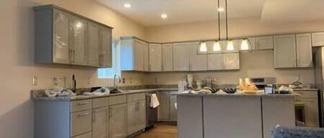 Coffee/tea maker, cookware/dishes/utensils