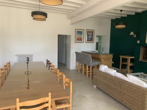 Interior - Welcome to the Farm (Bécon-les-Granits)