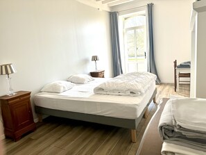 6 dormitorios, tabla de planchar con plancha, ropa de cama