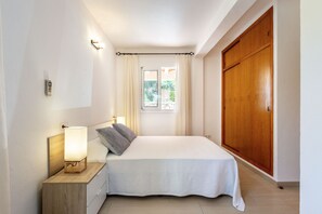 4 bedrooms, iron/ironing board, free WiFi, bed sheets