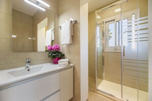 Bañera, secador de pelo y toallas