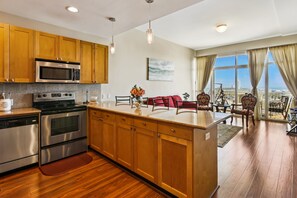 Condo, 2 Queen Beds, Jetted Tub, Beach View (Emerald 907) | Private kitchen | Fridge, microwave, oven, stovetop
