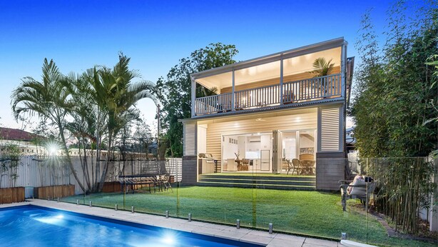 A modern two-story house with a balcony, a swimming pool, and a well-maintained lawn. - Manly Oasis, 5bd, 3 King bd,Pool (Manly)