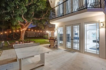 Stunning New Pool Jacuzzi 7BR Game Room Walk to the beach