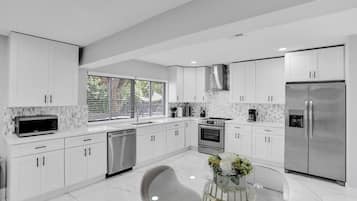 Geladeira, micro-ondas, fogão, cooktop