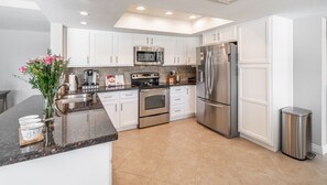 冰箱、微波炉、烤箱、炉灶