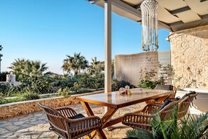 Outdoor dining - Apartment "Key" with Private Garden, Terrace & Wi-Fi (Leukada)