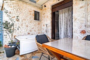 Outdoor dining - Apartment "Key" with Private Garden, Terrace & Wi-Fi (Leukada)