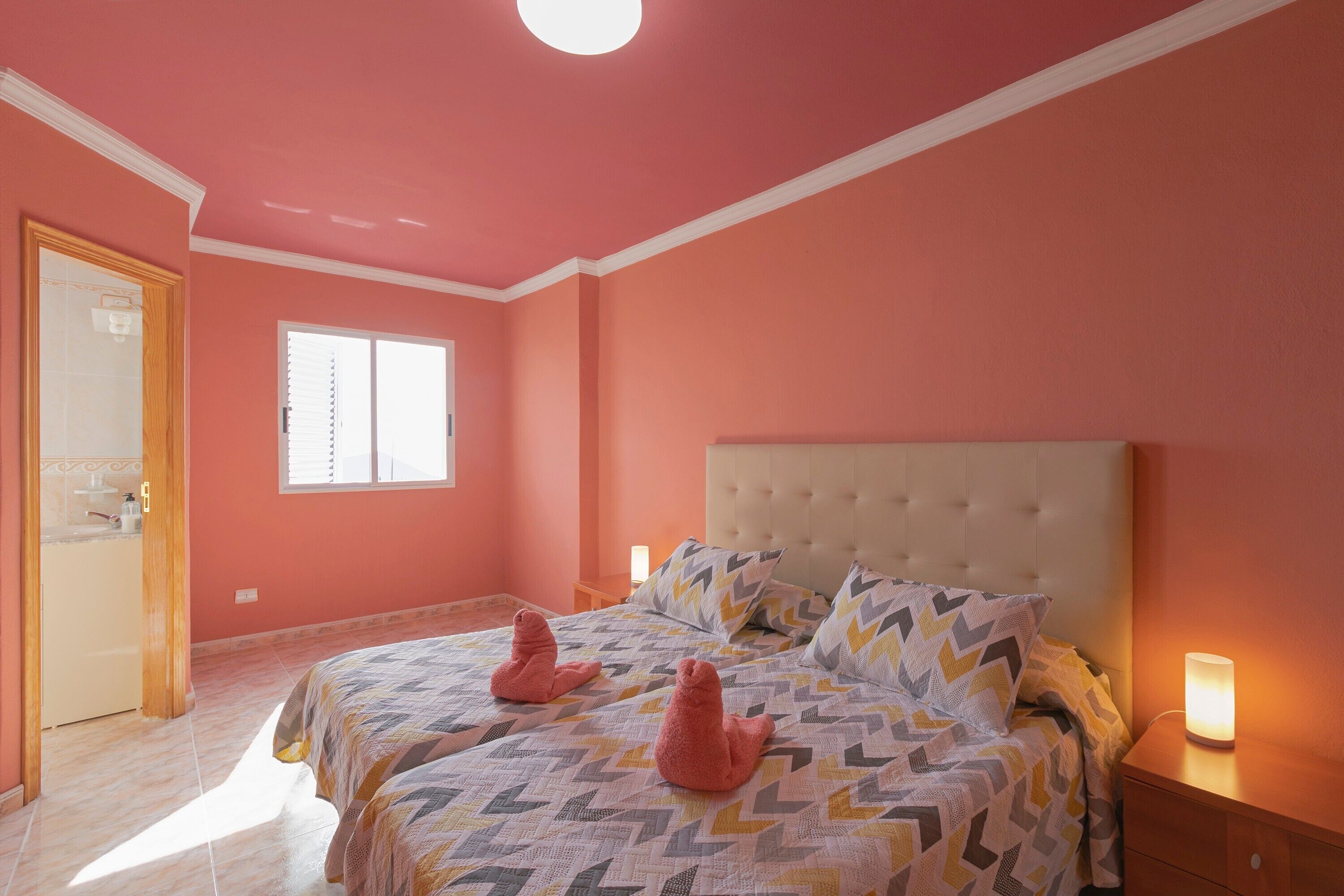 3 slaapkamers, een strijkplank/strijkijzer, gratis wifi, beddengoed