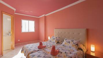 3 slaapkamers, een strijkplank/strijkijzer, gratis wifi, beddengoed