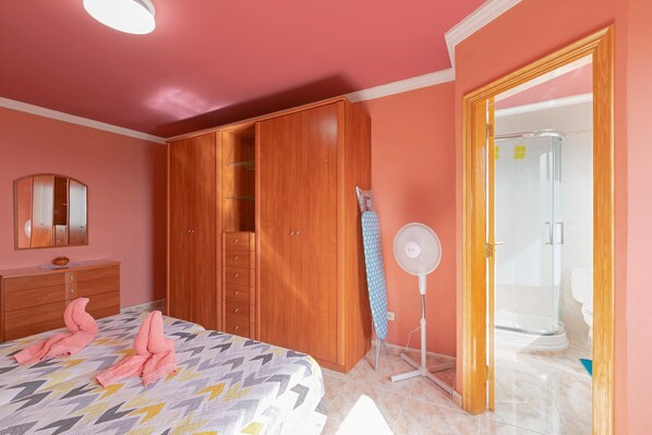 3 bedrooms, iron/ironing board, free WiFi, bed sheets