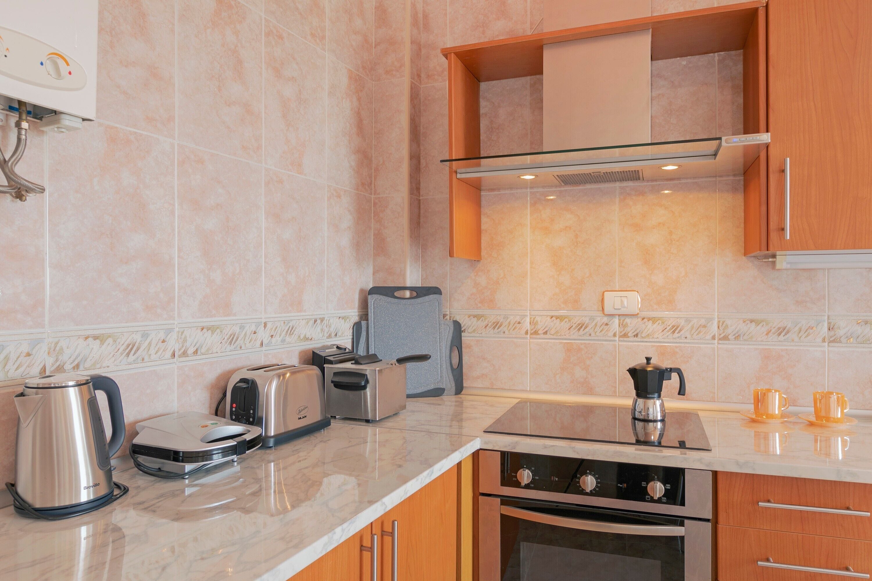 Een koelkast, een magnetron, een oven, een kookplaat