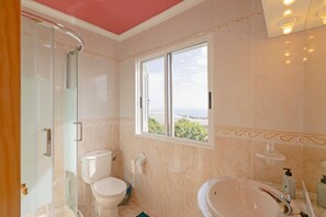 Badewanne, Haartrockner, Handtücher