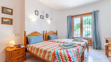 4 bedrooms, iron/ironing board, free WiFi, bed sheets