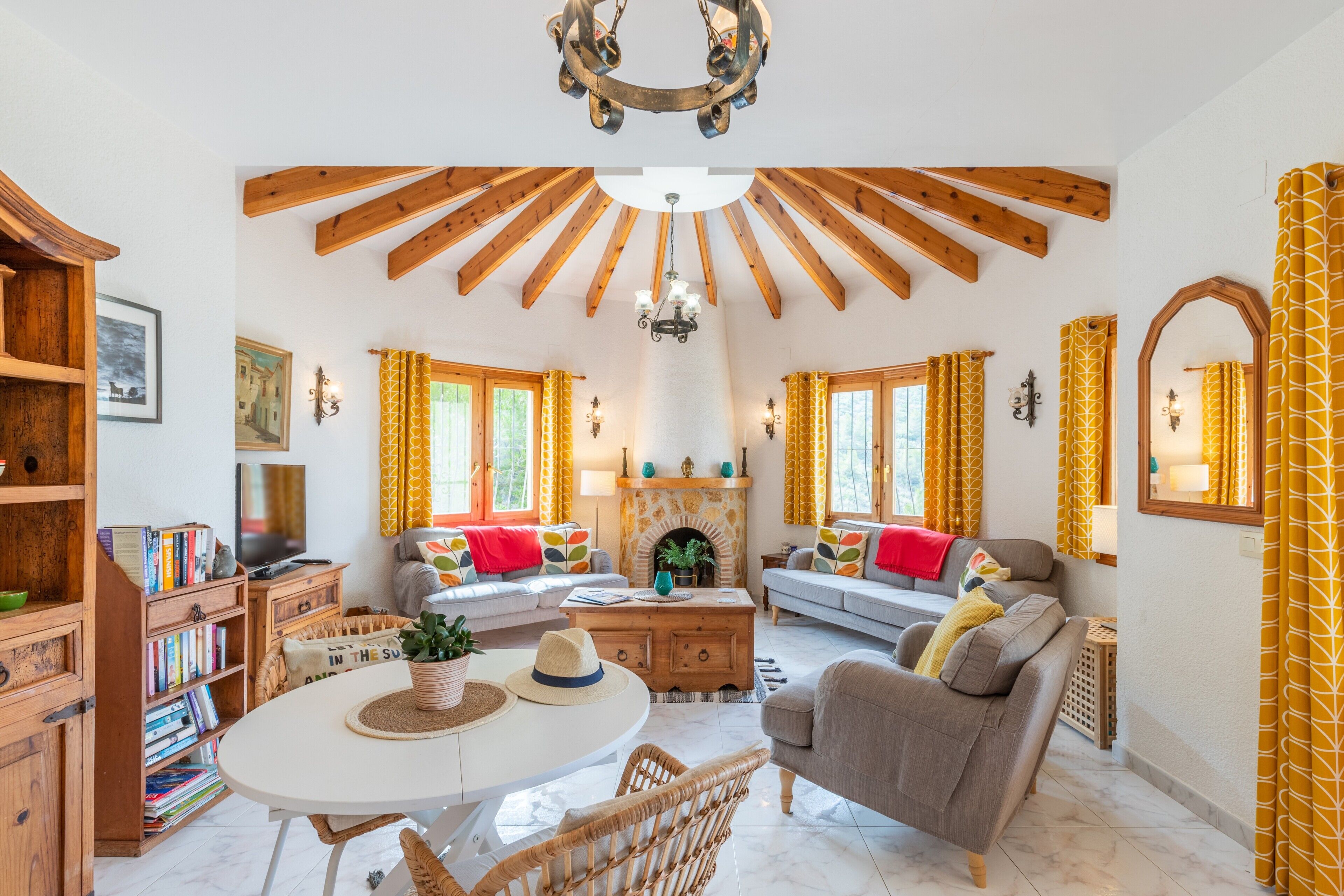 Fernseher, Kamin, Videospiele, Tischtennisplatte