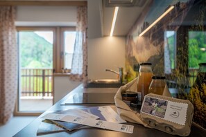 Jääkaappi, mikroaaltouuni, liesi, astianpesukone