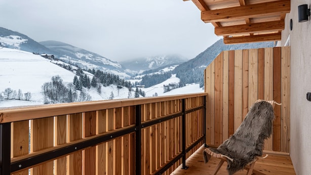 A wooden balcony with a view of snow-covered mountains. - Farm 'Enzian' with Mountain View, Shared Terrace and Wi-Fi (Funes)