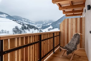 A wooden balcony with a view of snow-covered mountains. - Farm 'Enzian' with Mountain View, Shared Terrace and Wi-Fi (Funes)