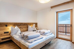 2 bedrooms, free WiFi, bed sheets - Holiday Apartment "Planerhof Apartment Lilie" with Mountain View, Shared Terrace and Wi-Fi (Funes)