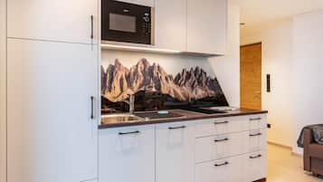 Frigorifero, microonde, piano cottura, lavastoviglie