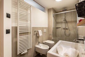 Regadera, secadora de cabello, toallas 