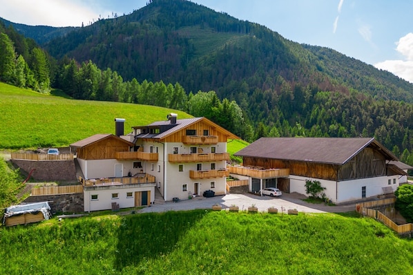 Un immeuble à plusieurs étages doté de balcons, d’un garage et d’une allée.