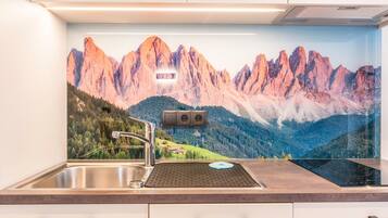 Geladeira, micro-ondas, cooktop, lava-louças