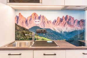 Réfrigérateur, micro-ondes, plaque de cuisson, lave-vaisselle