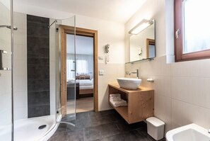 Suihku, hiustenkuivaaja, pyyhkeet