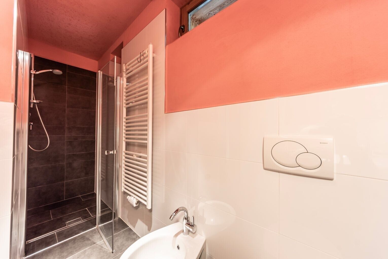 Regadera, secadora de cabello, toallas 