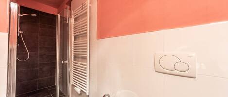 Regadera, secadora de cabello, toallas