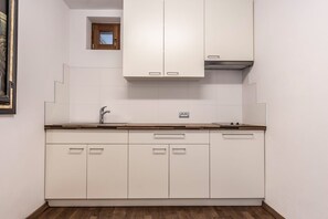 Fridge, stovetop, coffee/tea maker, electric kettle