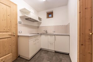 Fridge, stovetop, coffee/tea maker, electric kettle - Apartment "Le Table D" with Mountain View, Garden & Wi-Fi (St. Vigil in Enneberg)