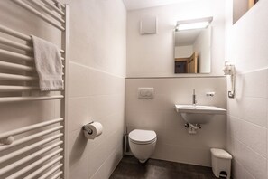 Douche, sèche-cheveux, serviettes fournies