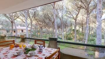 屋外ダイニングエリア