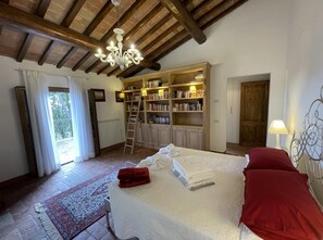 5 bedrooms, iron/ironing board, free WiFi, bed sheets