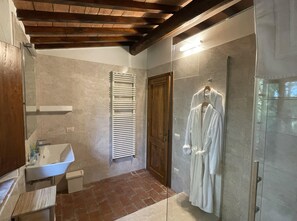 Baignoire, sèche-cheveux, serviettes fournies