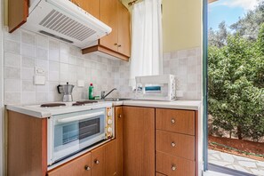 Kühlschrank, Ofen, Herdplatte, Wasserkocher mit Kaffee-/Teezubehör