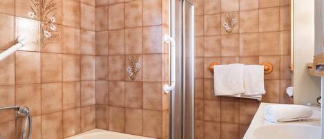 Ein Badezimmer mit Badewanne, Dusche und Waschbecken.