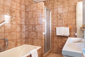 Baignoire, articles de toilette gratuits, sèche-cheveux