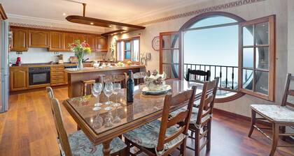 Vacation Home "La Victoria' with Sea View, Private Terrace & Wi-Fi